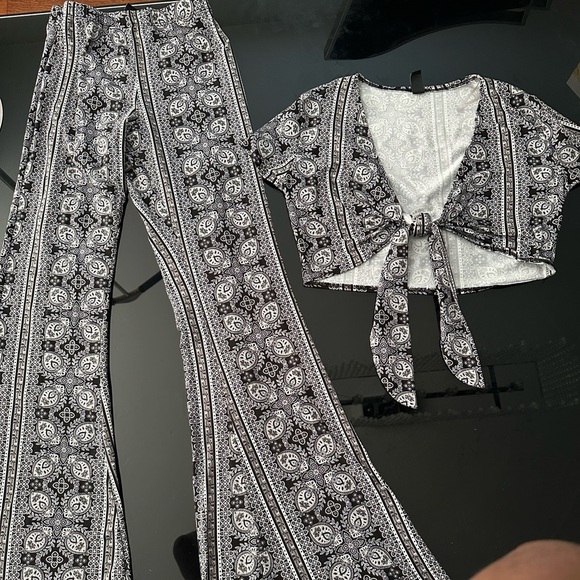 Black and White Paisley Women's 2 piece Outfit - Picture 1 of 5